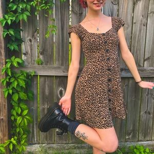 Mini Leopard Print Dress
✿button detail